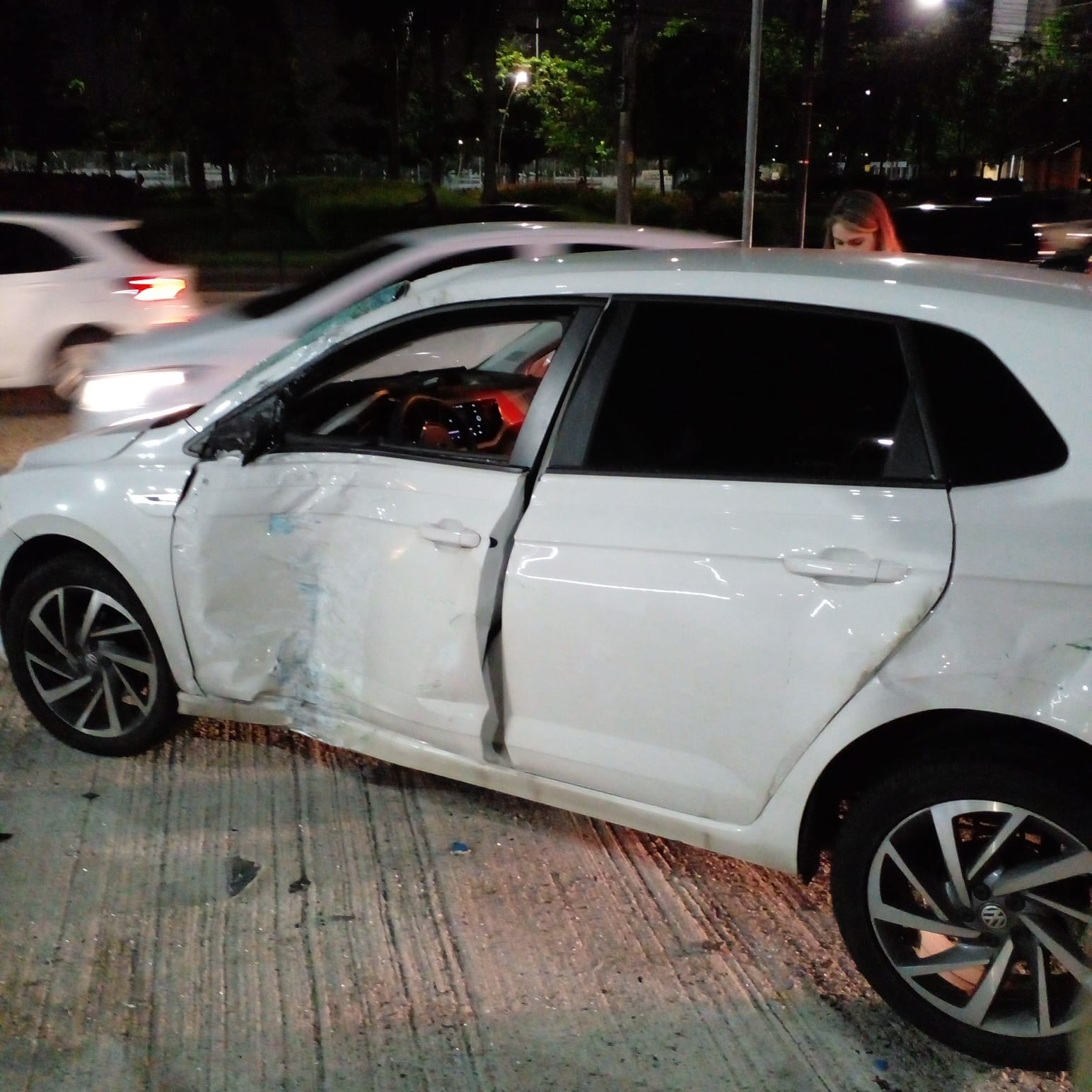 Imagem de um carro danificado após acidente com BRT