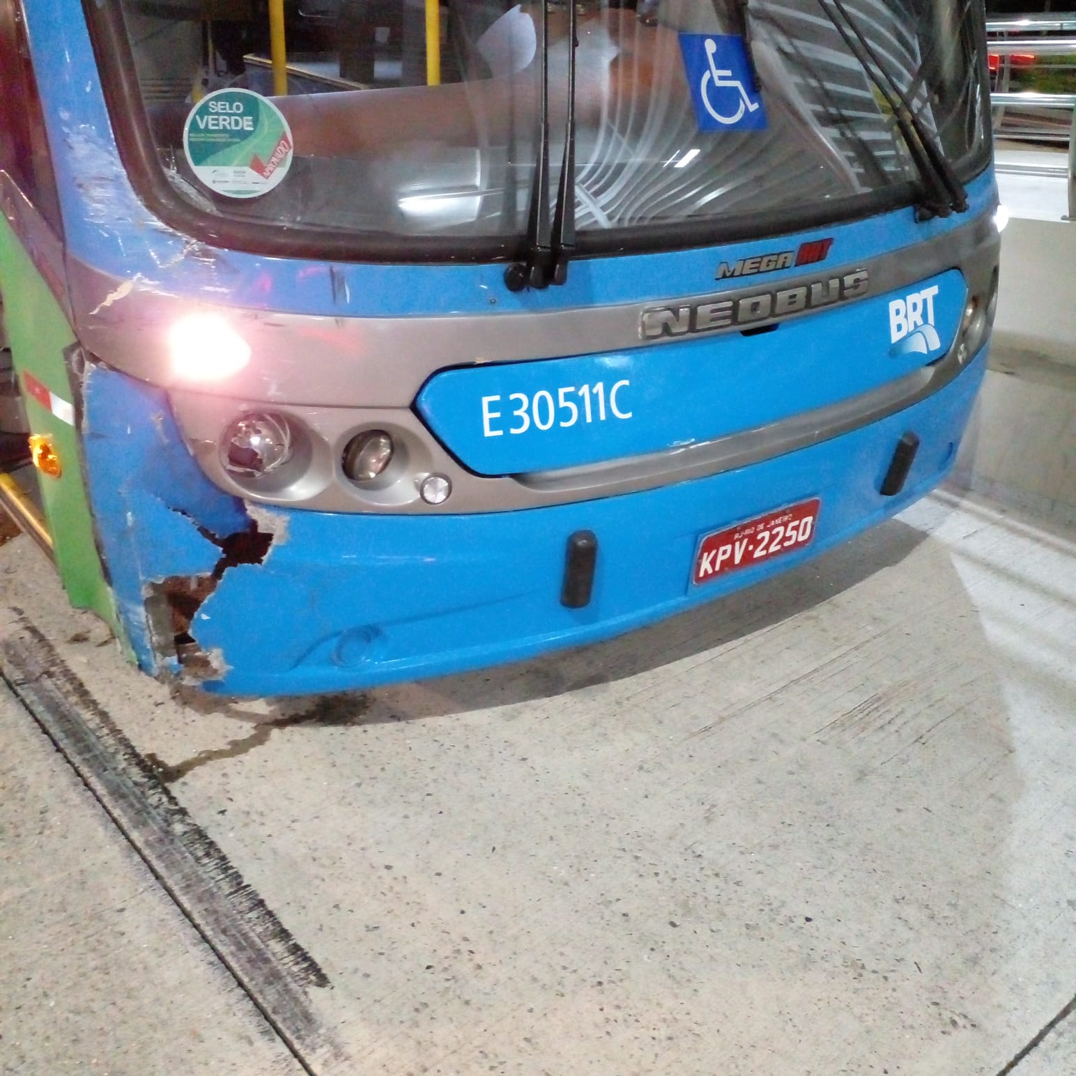 BRT danificado após acidente na Zona Oeste do Rio