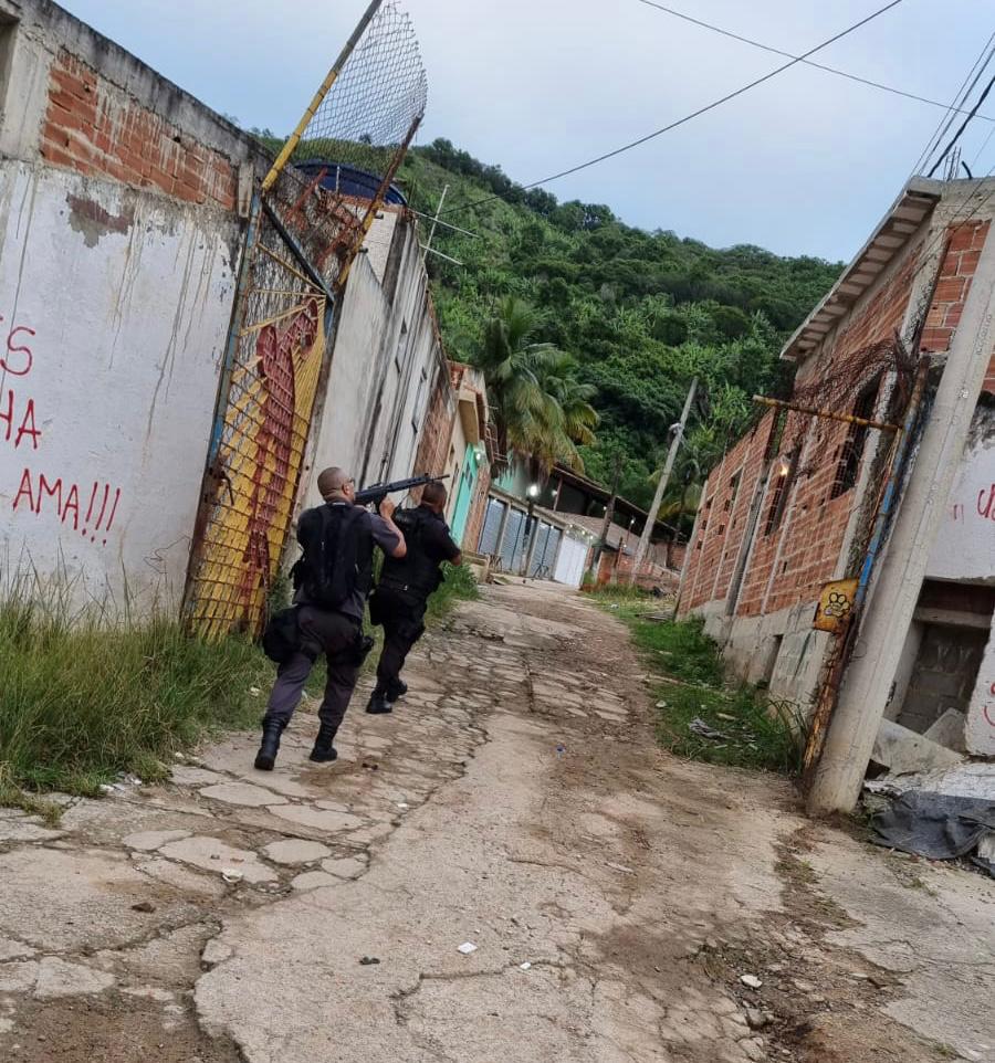 Policiais Militares em operação na Vila Kennedy