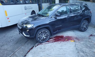 Mancha de sangue perto do carro onde o policial estava