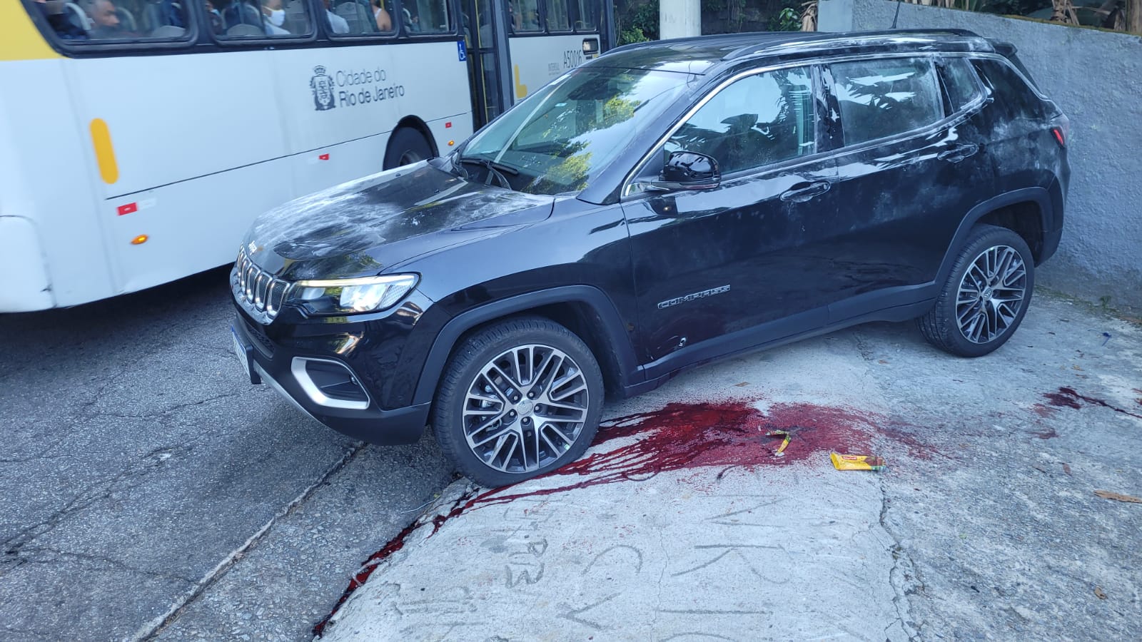 Mancha de sangue perto do carro onde o policial estava