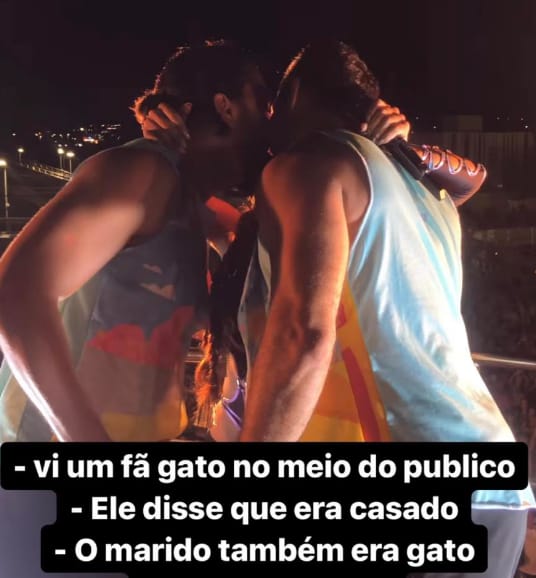 anitta beijo triplo