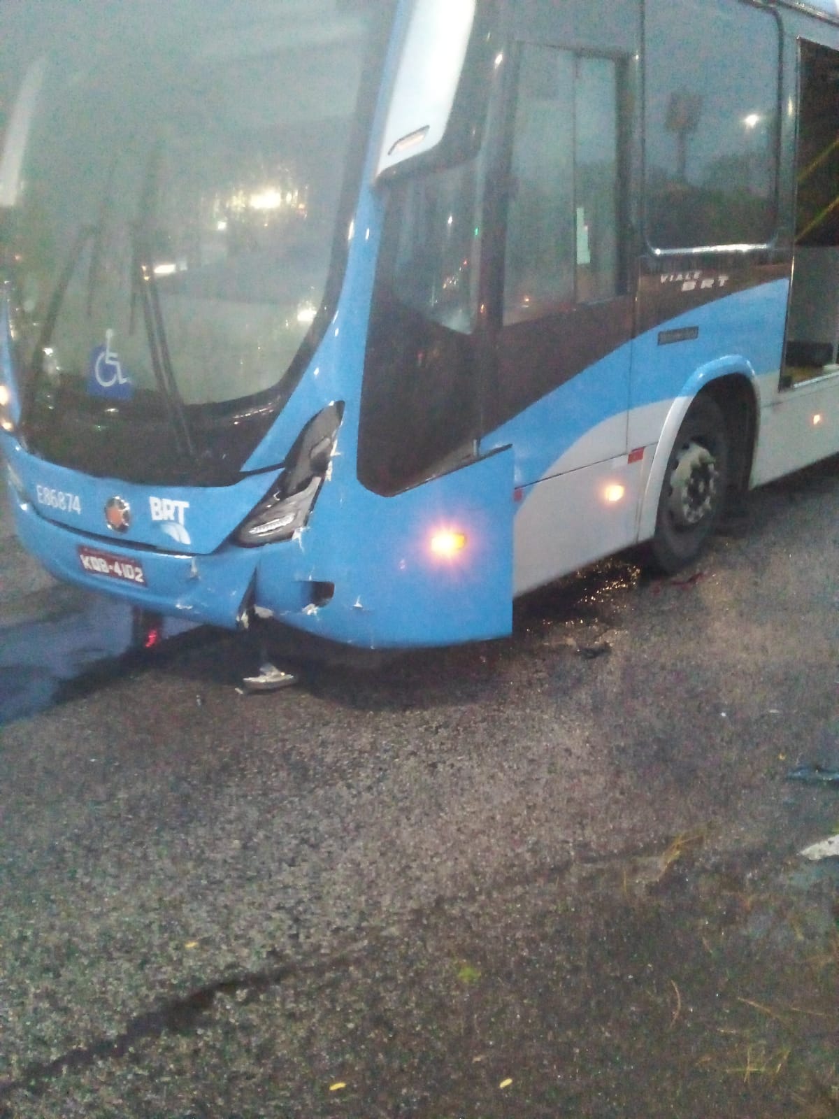 ônibus do BRT após acidente na Barra da Tijuca 