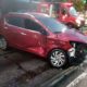 Imagem de um carro danificado após acidente com BRT