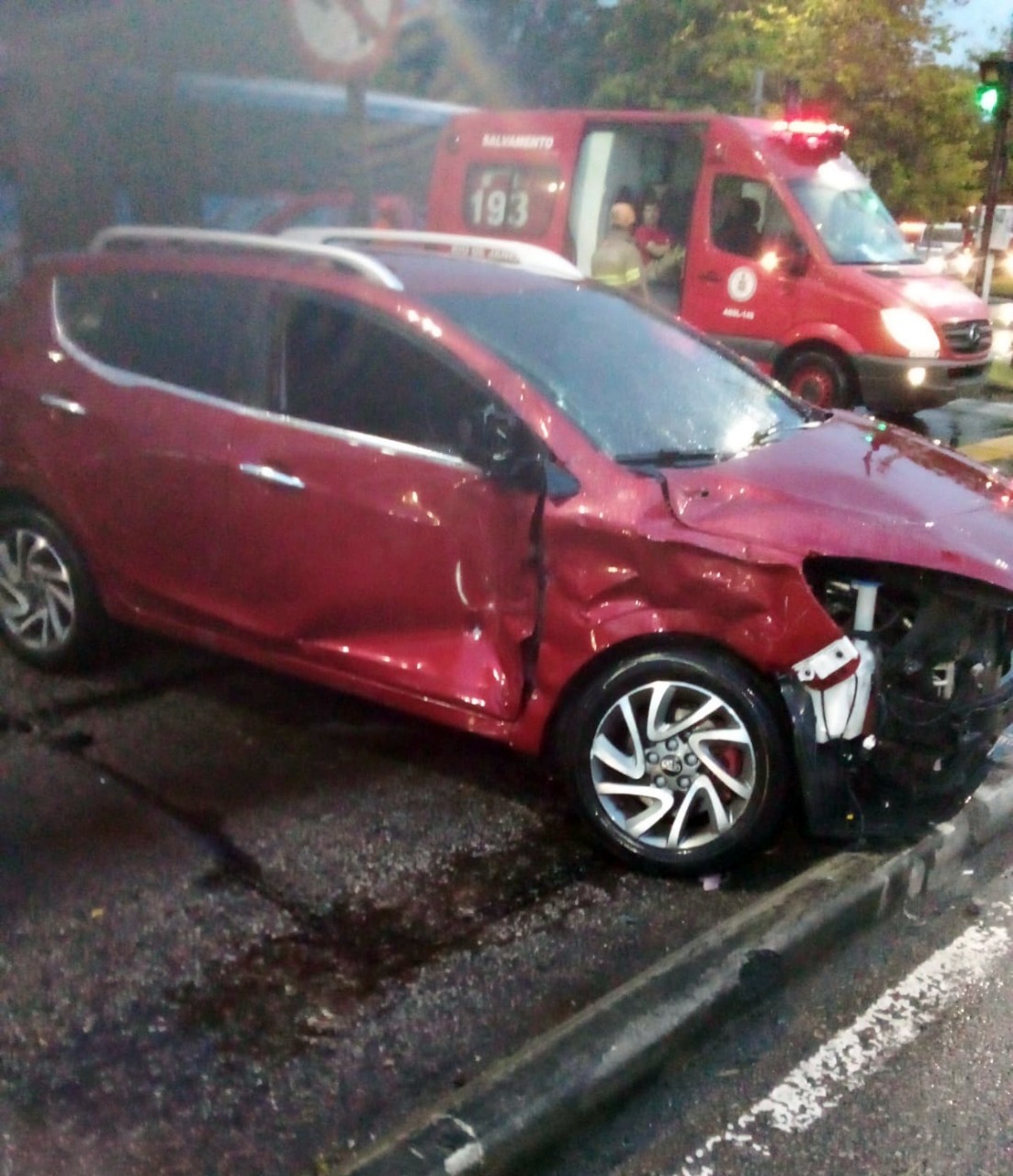 Imagem de um carro danificado após acidente com BRT