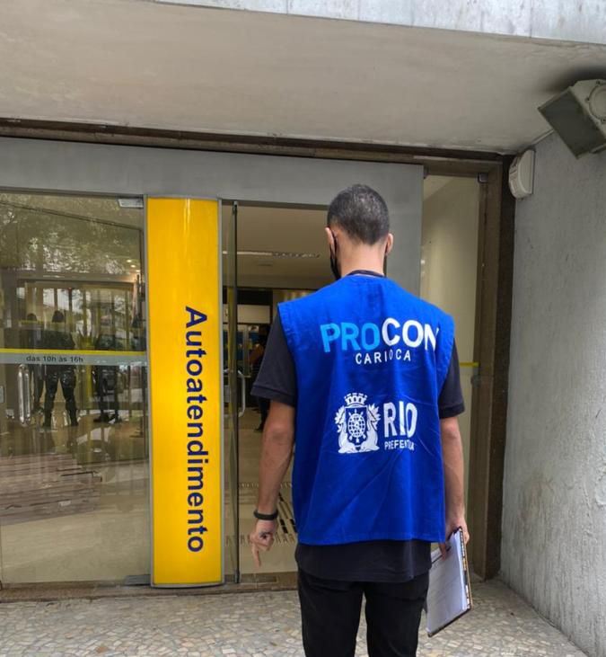 Imagem de uma fiscalização do Procon em agências bancárias