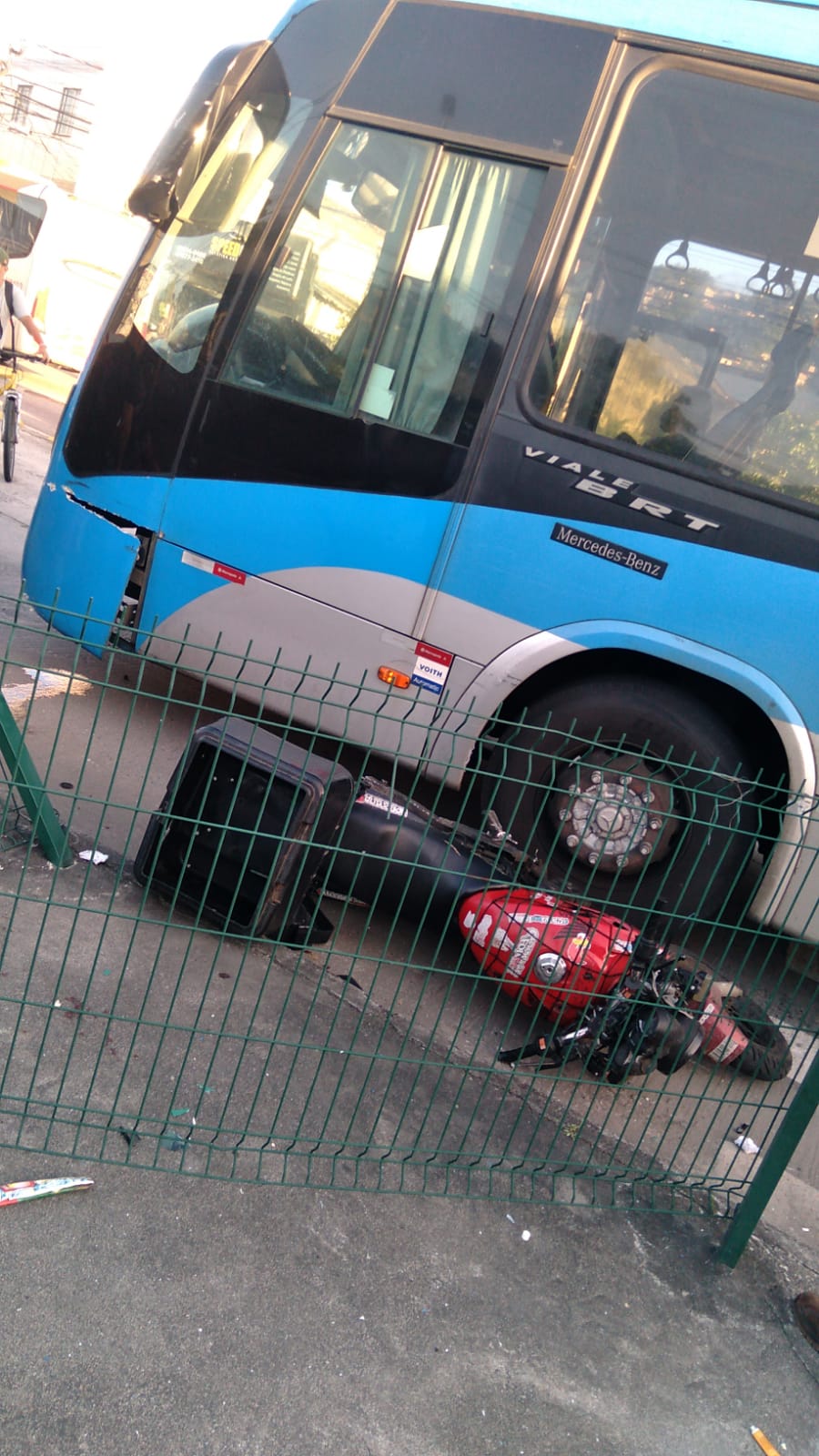 Imagem de um acidente entre um BRT e uma moto