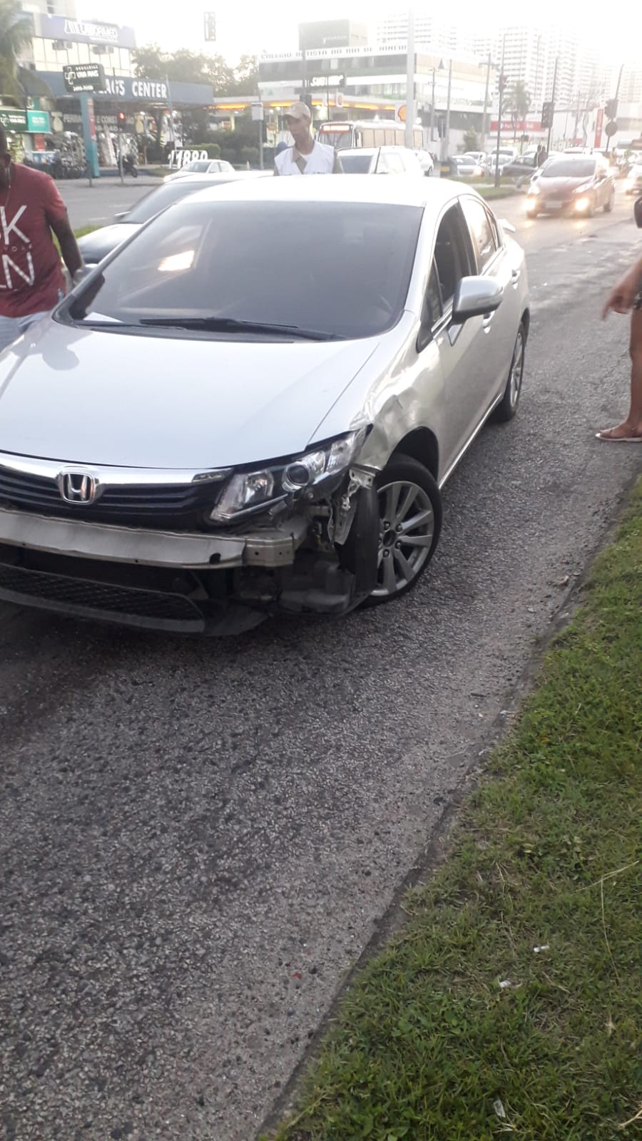 Imagem de uma carro após acidente com BRT na Barra da Tijuca