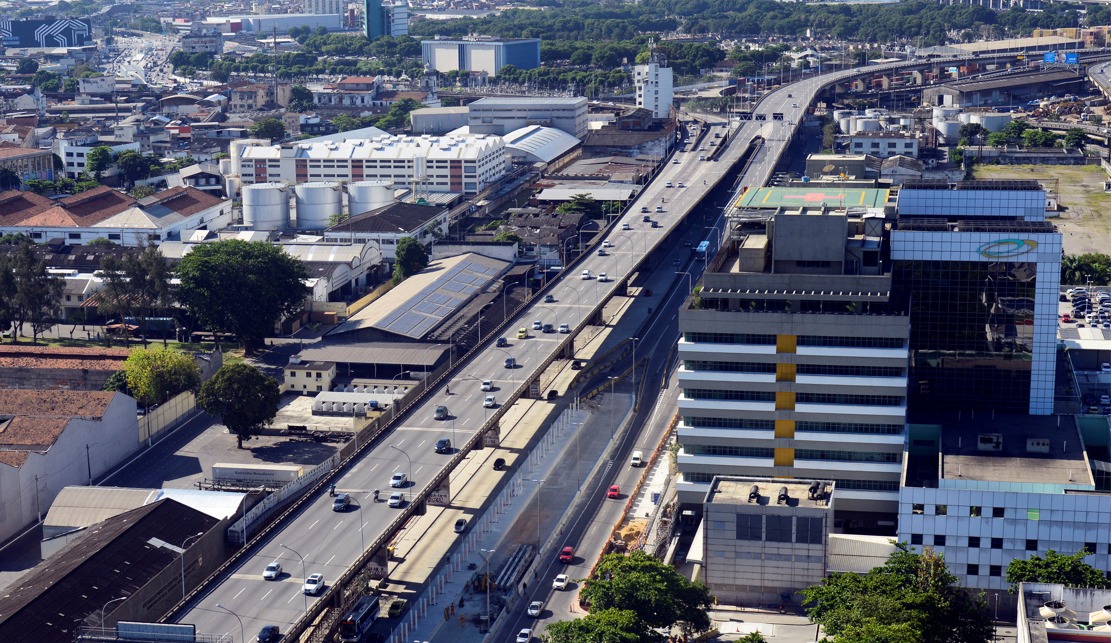Alça de descida da ponte Rio-Niterói para a Avenida Brasil, na altura do INTO