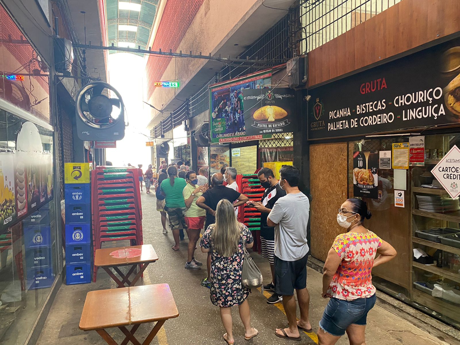 Fila é formada no Cadeg para comprar bolinho de bacalhau