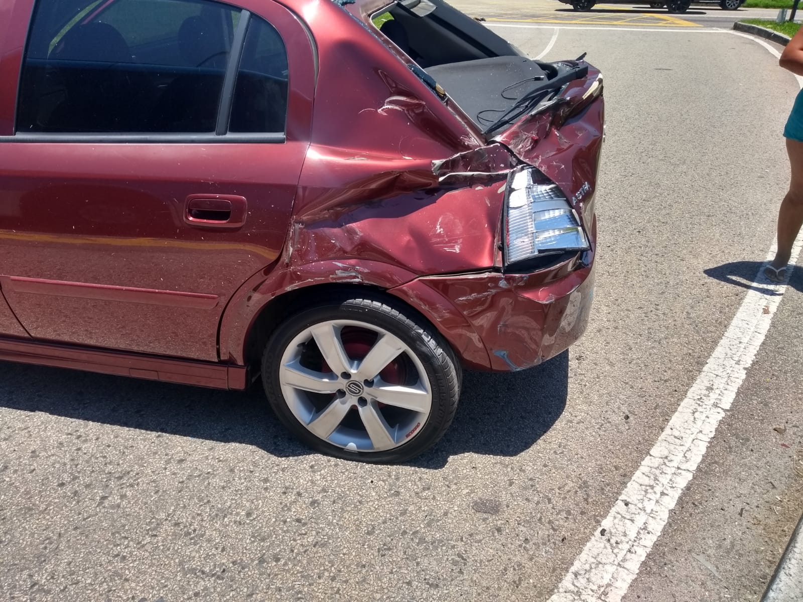 Imagem de um carro após um acidente com BRT