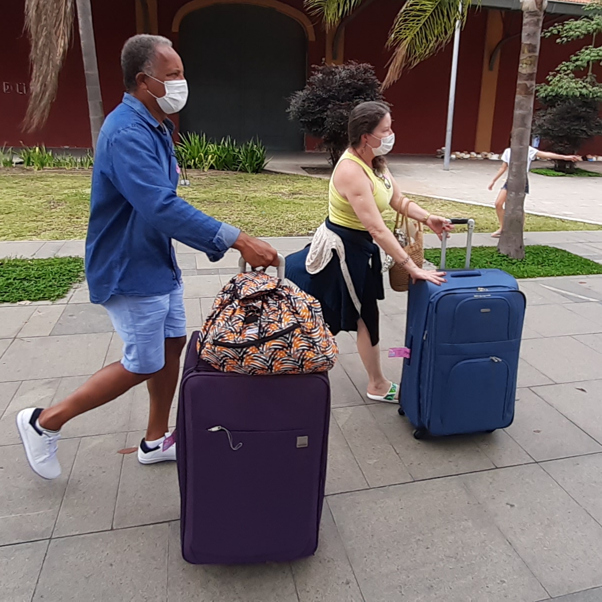 Passageiros carregam mala em saída de cruzeiro