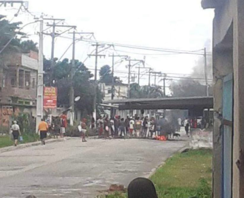 Moradores fazem protesto após morte de mulher na Baixada Fluminense
