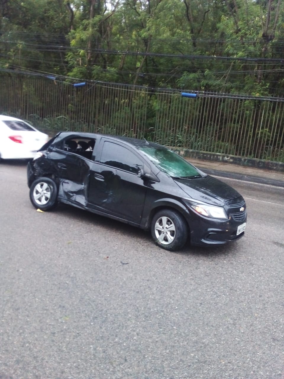 imagem de um carro após acidente com BRT