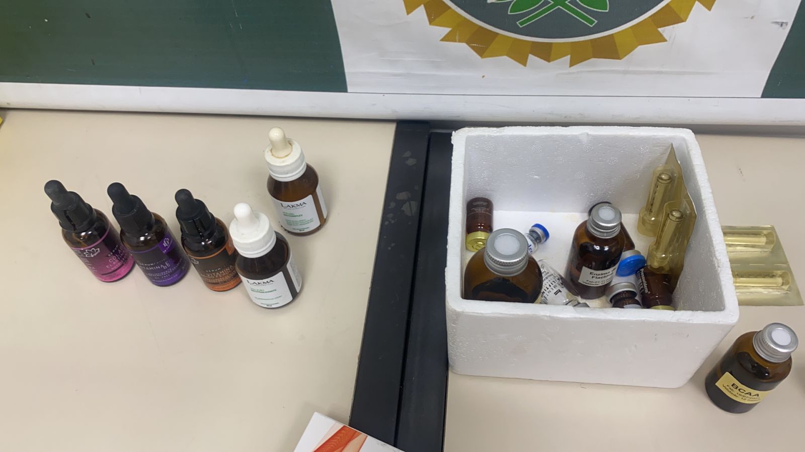 Os agentes encontraram uma grande quantidade de anestésicos injetáveis e substâncias não identificadas