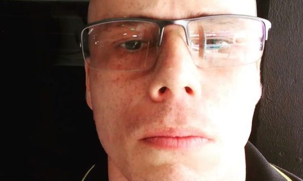 Imagem homem careca e de óculos