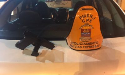 Pistola de brinquedo em cima da viatura policial