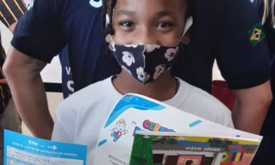 menina segurando cartilha