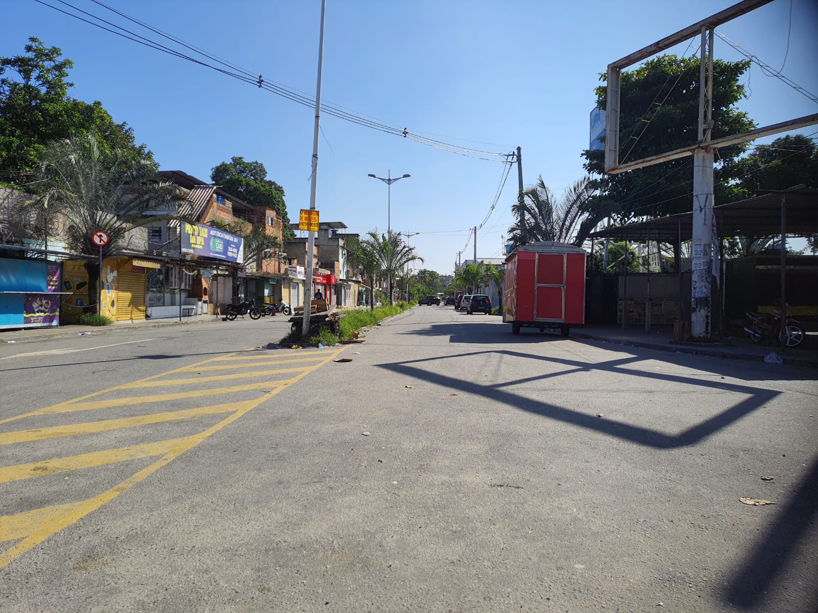 Comércio fechado na favela do Jacarezinho