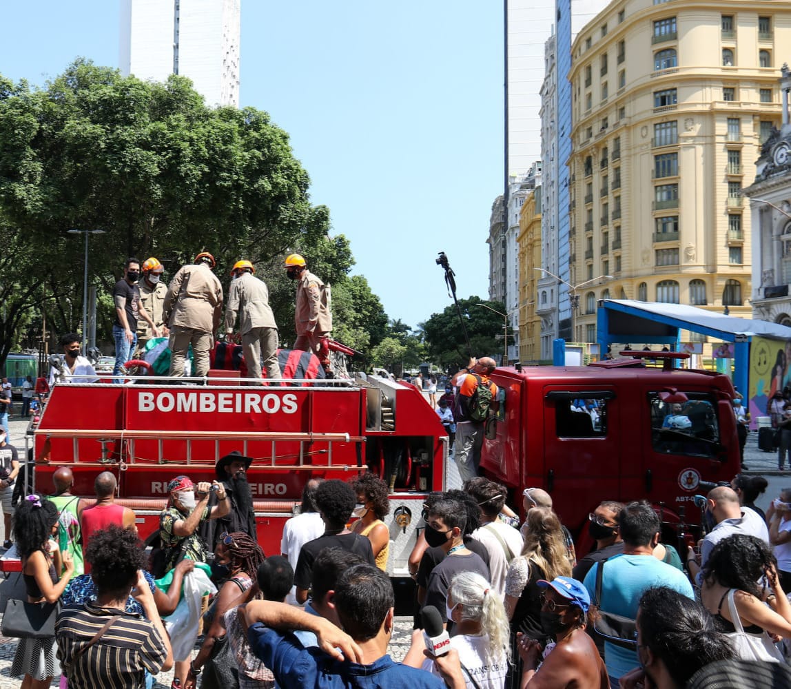 Caminhão do Corpo de Bombeiros com o corpo de Elza Soares