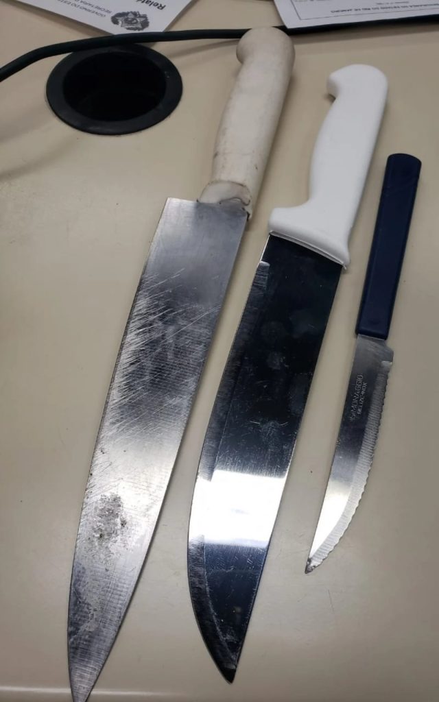 Facas foram apreendidas com o suspeito