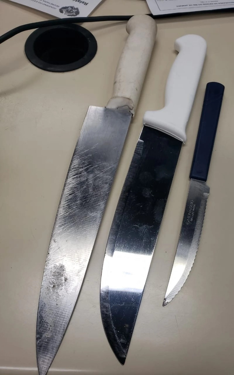 Facas foram apreendidas com o suspeito