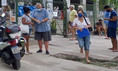 Vacinação da dose de reforço na a escola municipal Aníbal Freire, em Olaria