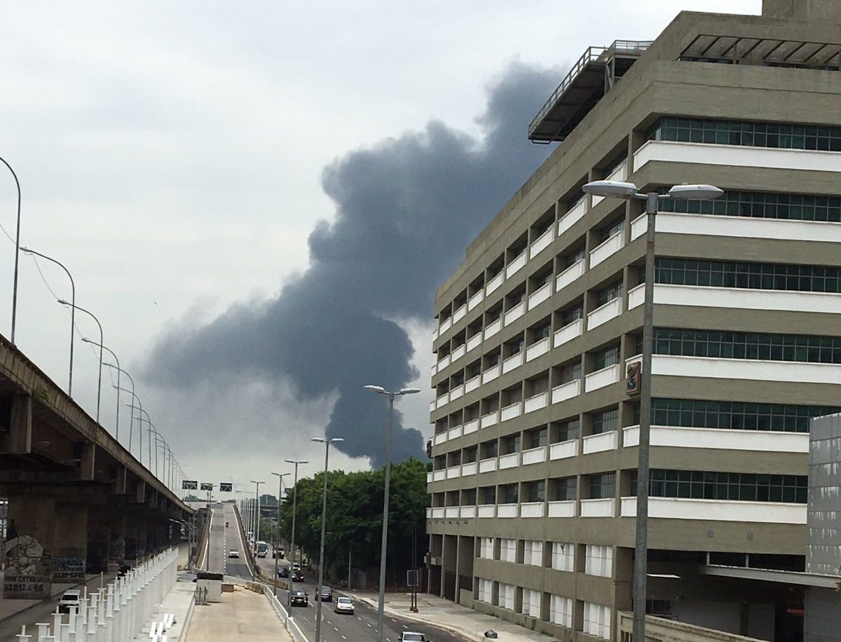 incêndio carcaça de embarcação