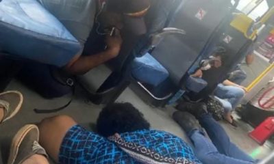 Passageiros se protegem no chão de um ônibus por conta de um tiroteio na Cidade Alta