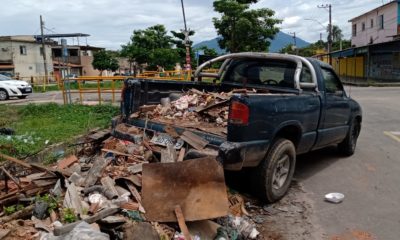 Veículo que despejava lixo irregular em Belford Roxo é apreendido