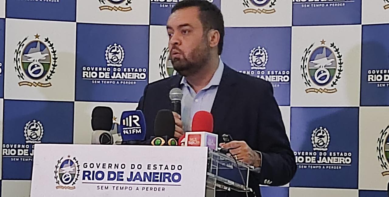 Cláudio Castro durante coletiva de imprensa no Palácio Guanabara