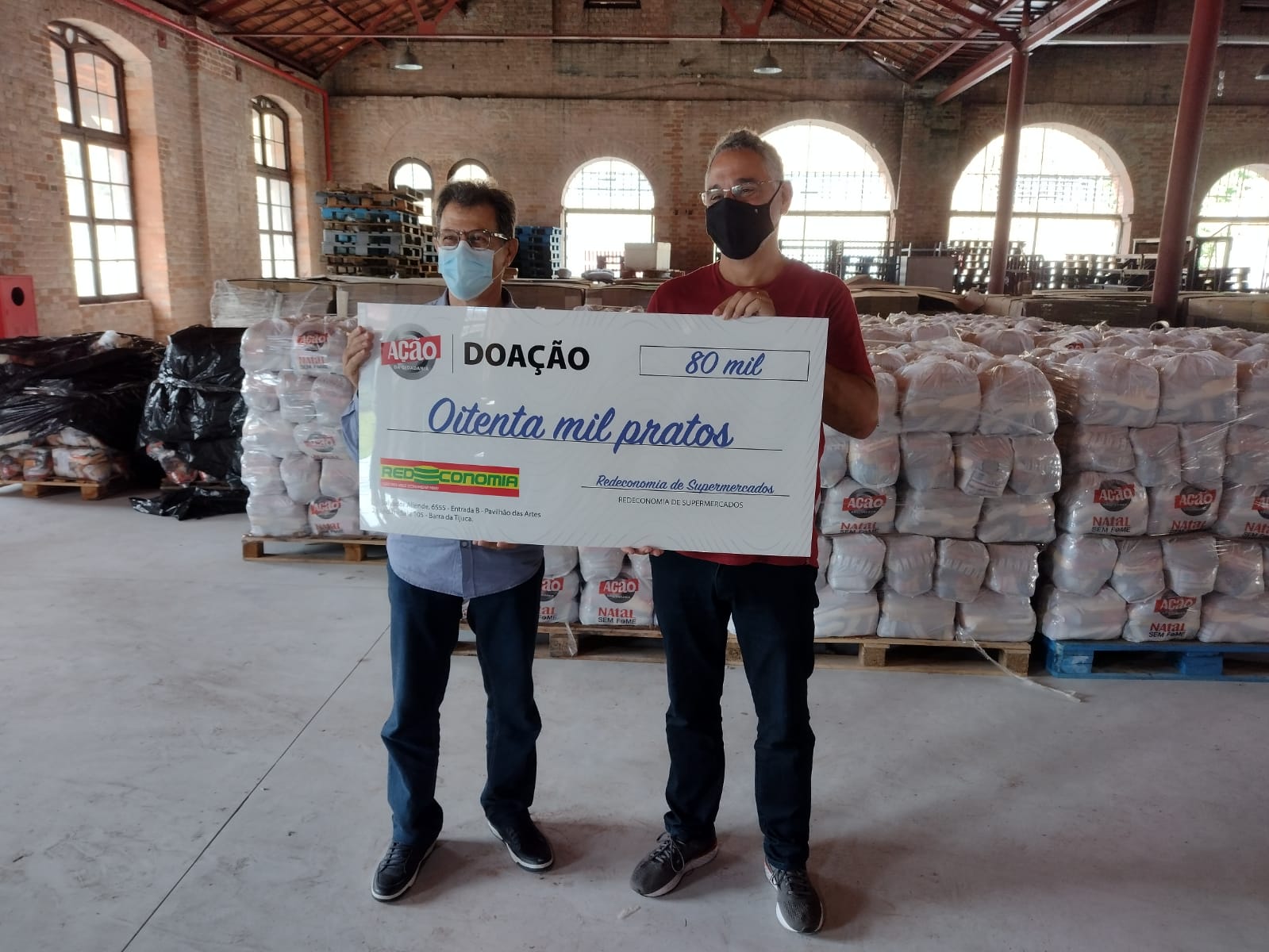 Grupo atacadista de mercados da Rede Economia fez entrega simbólica de um cheque de R$ 80 mil para o Instituto Ação da Cidadania