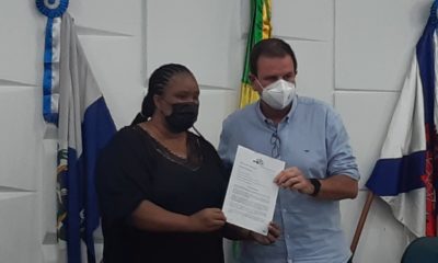 Paes entrega carta de compromisso à família de Moïse
