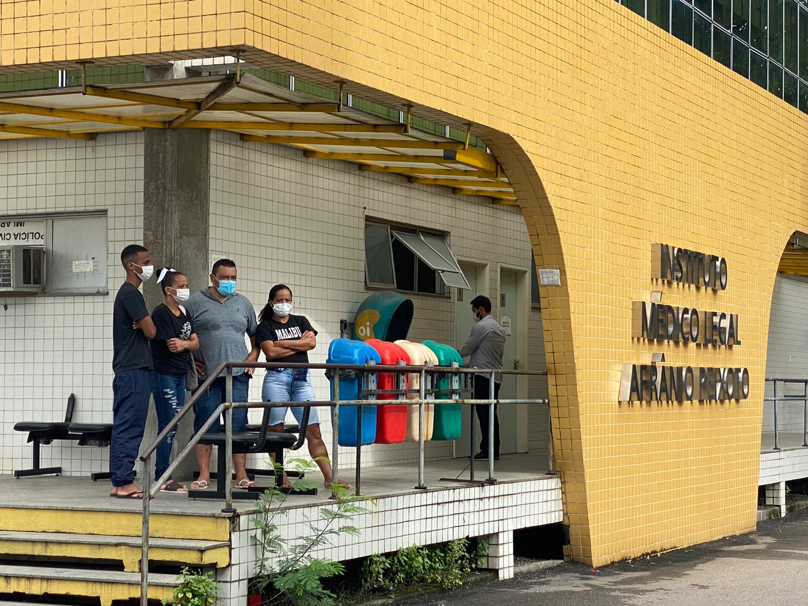 Família de Jurema, morta na CDD, no Instituto Médico Legal