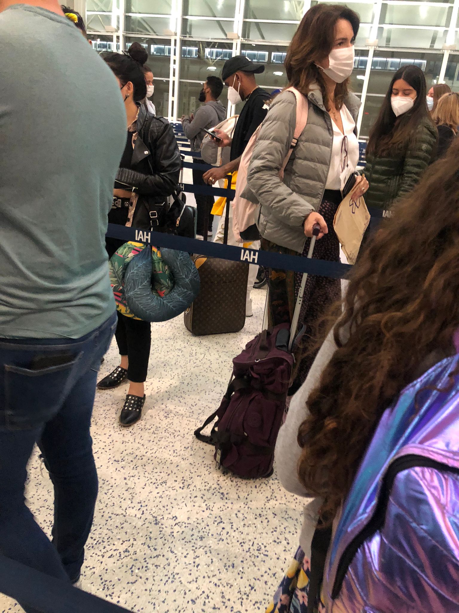 Douglas Costa no aeroporto