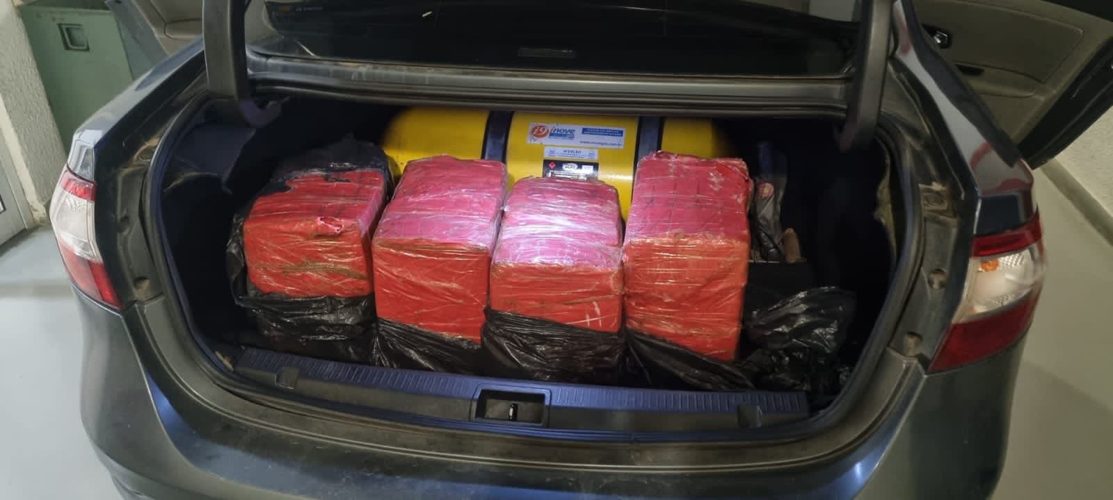Policial é preso por transportar 200 kg de maconha