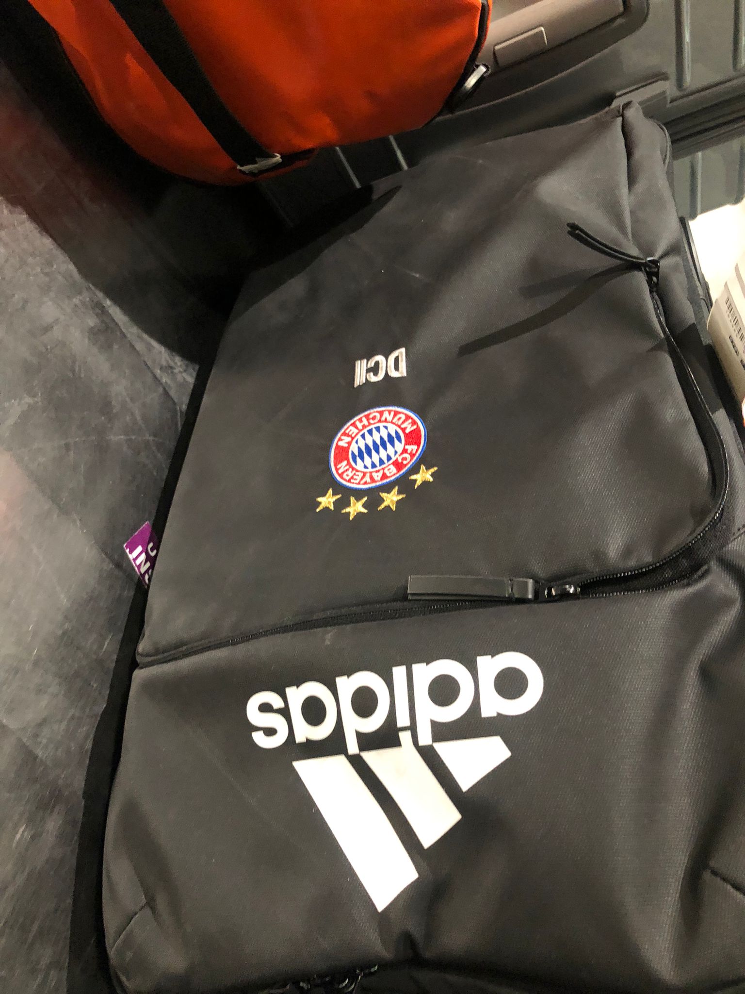 Mochila do Douglas costa no aeroporto