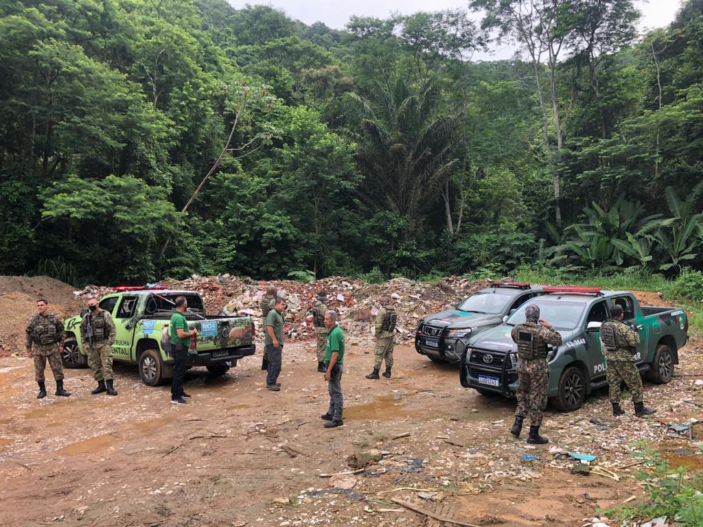 Prefeitura embarga local de despejo ilegal de resíduos ao lado do Parque Estadual da Pedra Branca