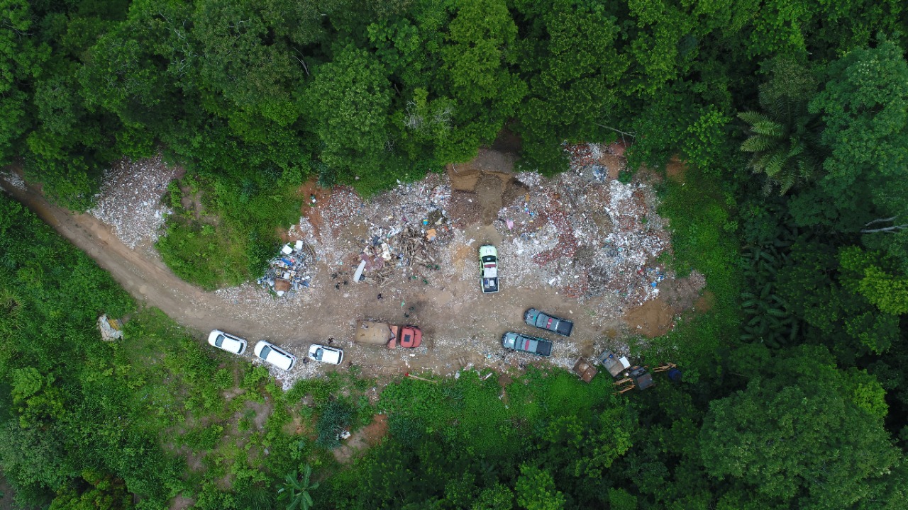 Prefeitura embarga local de despejo ilegal de resíduos ao lado do Parque Estadual da Pedra Branca