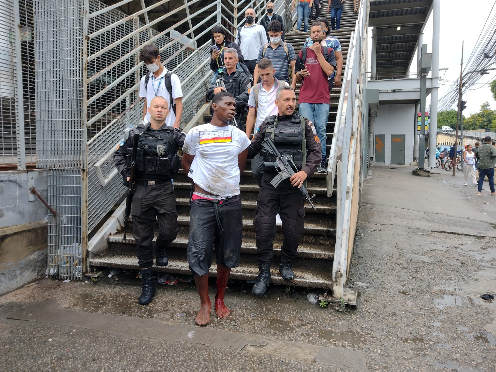 Criminoso é preso após assaltar passageiros na estação de trem São Cristóvão