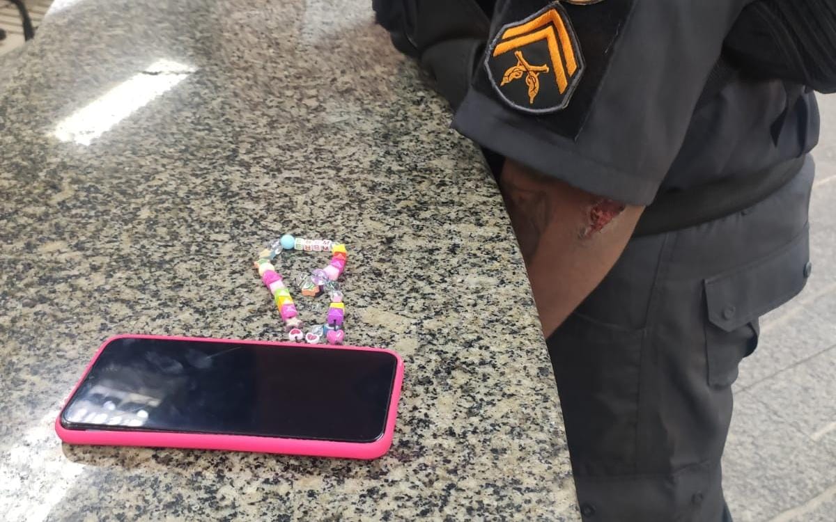 Policiais apresentando o material roubado pelo assaltante