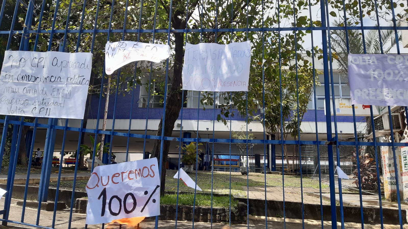 Pais e alunos protestem contra ensino híbrido do Pedro II