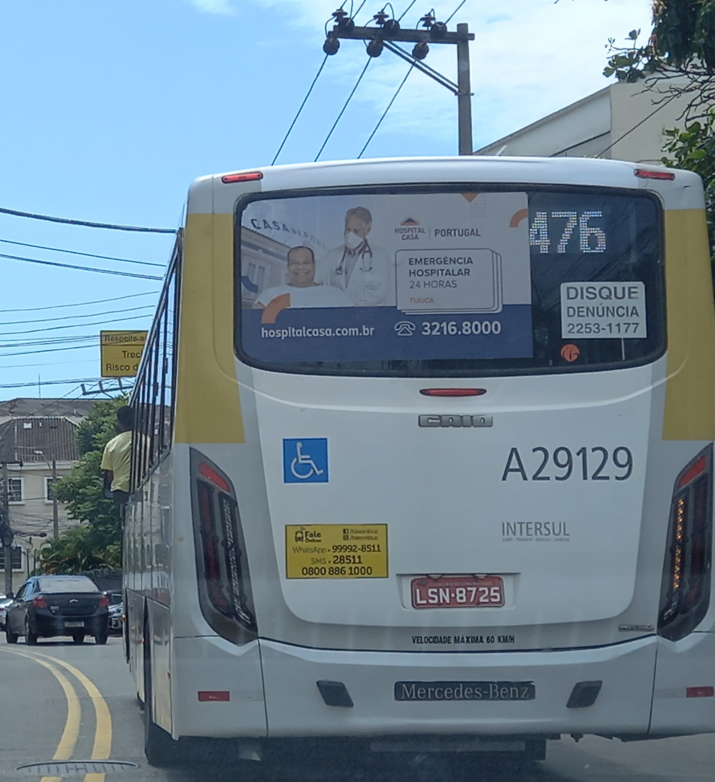 WhatsApp ImageHomem é flagrado sentado na janela de um ônibus em movimento em São Cristóvão