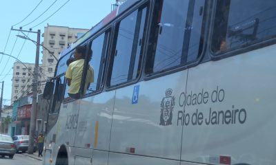 Homem é flagrado sentado na janela de um ônibus em movimento em São Cristóvão