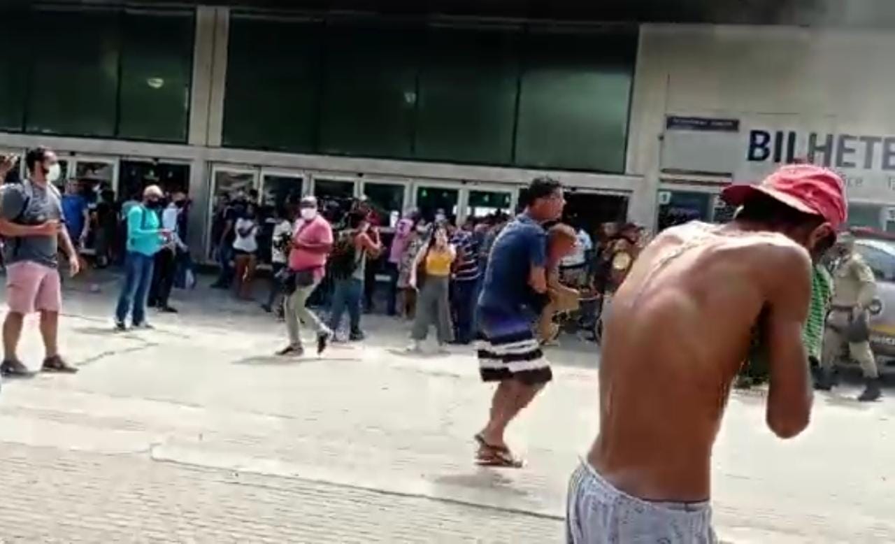 Praça Araribóia virou palco de confusão depois de manifestantes entrarem em conflito com a guarda municipal 