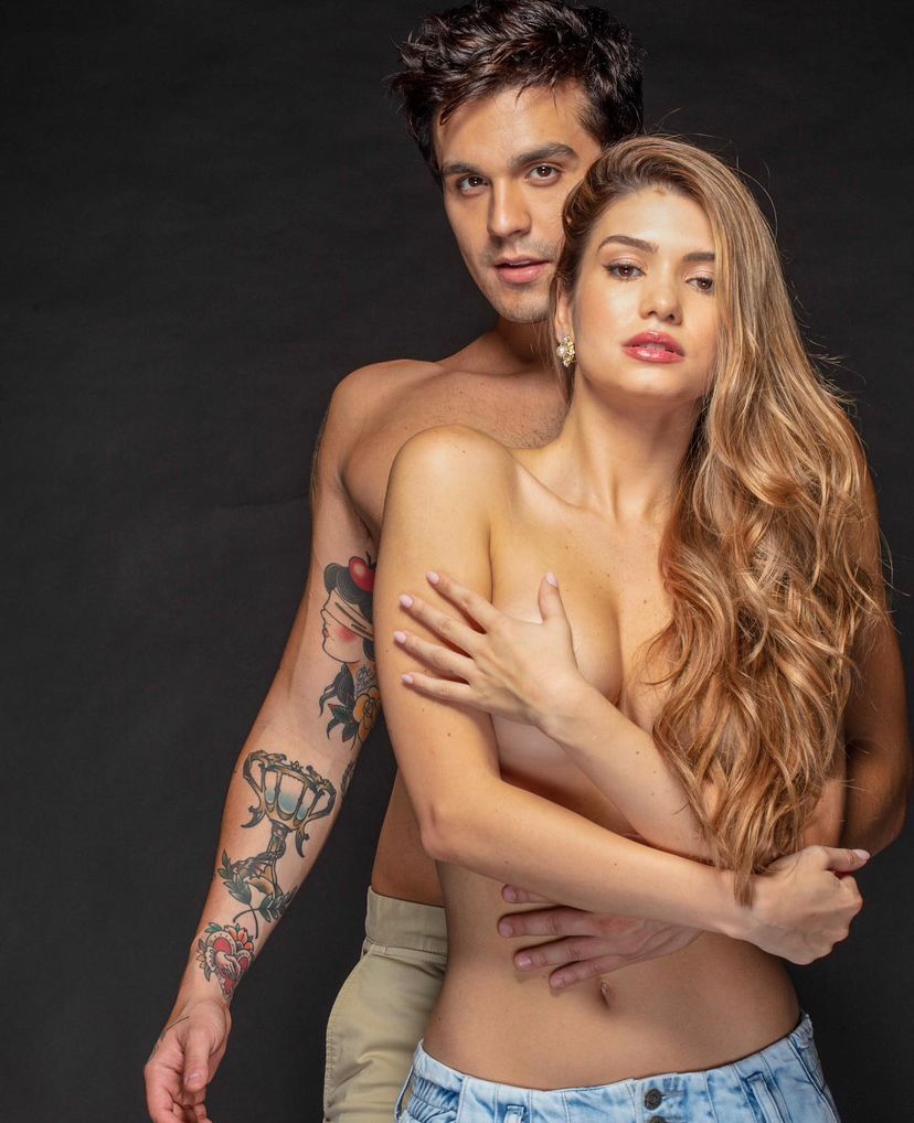 Luan Santana e a namorada Izabela Cunha em pose sensual