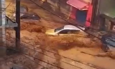 Carros sendo arrastados pela correnteza em Petrópolis, na Região Serrana