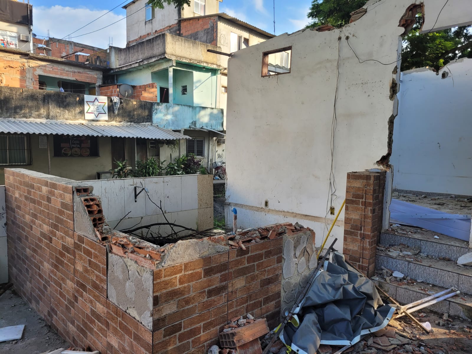 Operação contra construções irregulares no Rio das Pedras