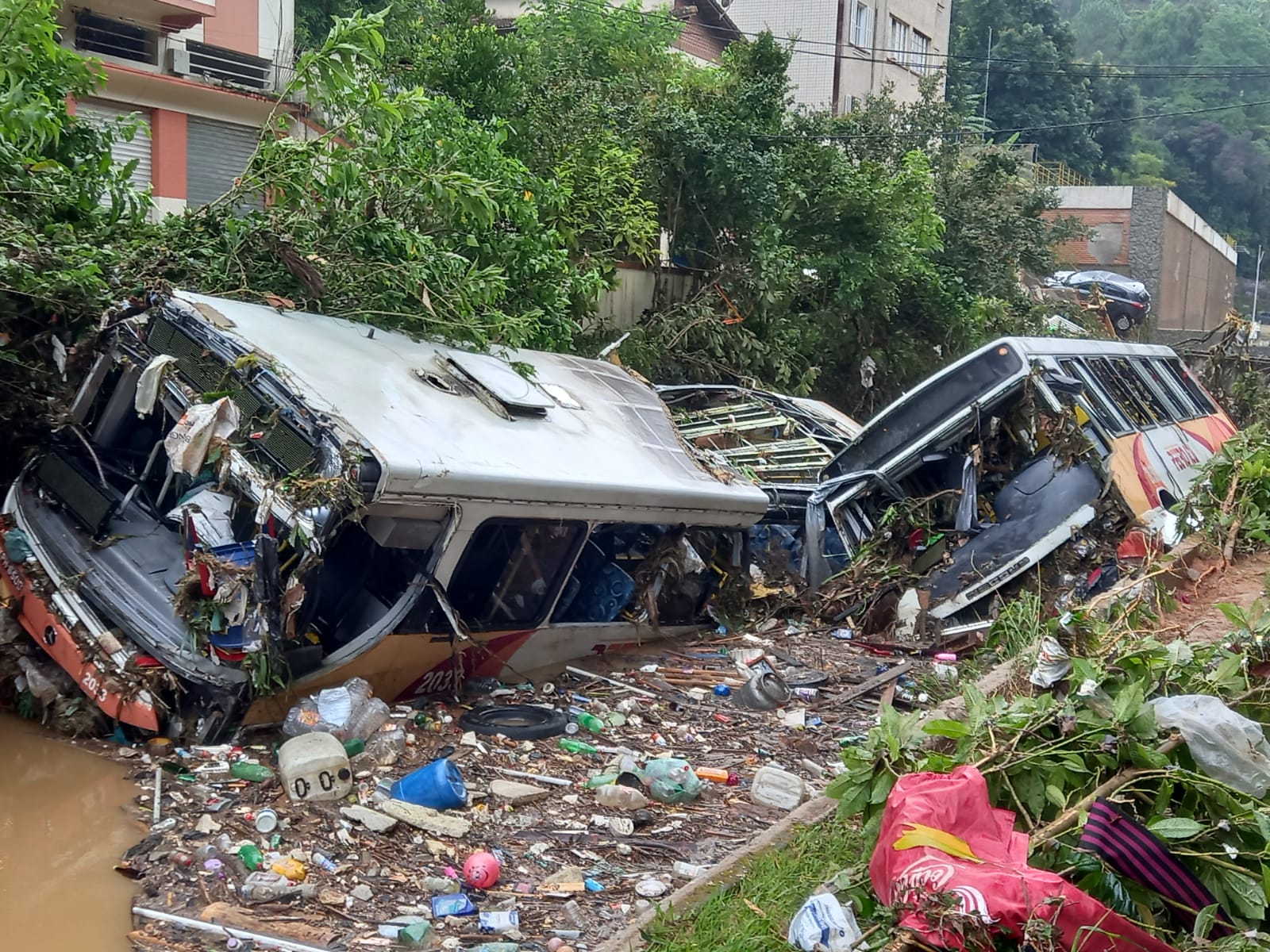 Temporal causa alagamentos, deslizamentos e mortes em Petrópolis