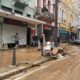 Comerciantes limpam rua em Petrópolis após temporal